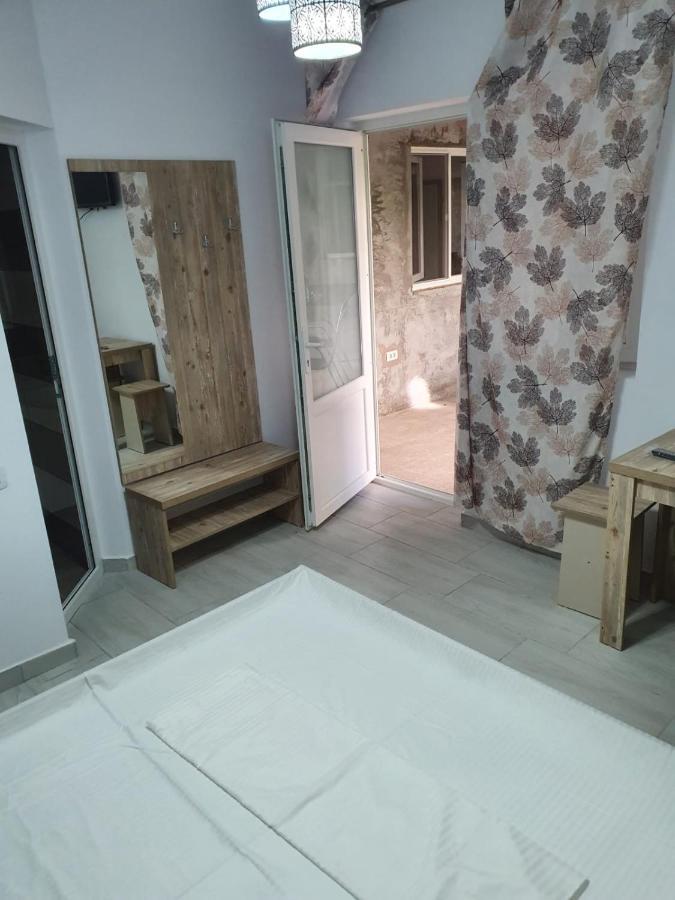 Zapp House Hotel คอสติเนช ภายนอก รูปภาพ